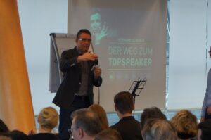 Der Rednermacher Heinrich Kürzeder bei einem Vortrag zum Thema Sichtbarkeit als Experte